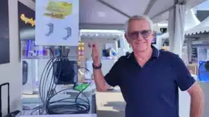 Hasta ayer, sustituir los sensores del salpicadero de un barco era un trabajo exigente y costoso. Pero ahora puede ser mucho más sencillo y rápido gracias a Mizar 3, una extraordinaria innovación presentada por Ampermarine en el Cannes Yachting Festival 2024. La empresa, que ya es líder mundial en sistemas de iluminación para yates y superyates, eligió el prestigioso salón francés para lanzar al mercado una tecnología revolucionaria que simplificará el trabajo de los astilleros y les ahorrará mucho tiempo y dinero. Se trata de un nuevo dispositivo inalámbrico submarino, capaz de suministrar energía al exterior de la embarcación sin perforar agujeros para cables, con la máxima seguridad.

Cómo funciona Mizar 3

Mizar 3 puede utilizarse en todos los casos en los que se necesite una fuente de alimentación de 12 o 24 voltios en el exterior de la embarcación, como por ejemplo para los sensores de posicionamiento de las plataformas de baño. Su propietario, Elio Tamanti, explica detalladamente a Yacht Digest el potencial de este artículo: «El movimiento de las plataformas del barco se gestiona mediante una serie de sensores, que determinan su posicionamiento inicial y final. Los sensores están situados en el exterior del casco, pero los cables que los alimentan pasan por el interior, muy cerca de los motores. Debido a las altas temperaturas, el cableado se deteriora a menudo y hay que sustituirlo; pero se trata de un trabajo muy exigente, que requiere sacar el yate del agua. A partir de hoy ya no será así, gracias a Mizar 3», afirma.

Tamanti prosigue: «Nuestro sistema gestiona tanto el suministro eléctrico como la transmisión de energía, en dos direcciones, a los sensores de las cubiertas. Se trata de un bloque único que, en el desafortunado caso de tener que ser sustituido, permite hacerlo sin tener que levantar el barco. Esto supone un enorme ahorro en costes de desplazamiento, alojamiento y servicio, que aumentan a medida que se incrementa el tamaño del casco.

La tecnología es realmente extraordinaria y responde a una necesidad muy sentida. «El estímulo para desarrollar Mizar 3 nos llegó de los principales astilleros con los que trabajamos, que nos instaron a encontrar una solución a este problema tan sentido, debido al coste y el tiempo que implicaba», explica Tamanti. «Nuestro sistema se puede reparar o sustituir directamente en el agua, lo que supone una ventaja innegable».

Mizar 3 se llama así porque puede manejar hasta tres sensores. Después de haber conquistado el mercado con sus sistemas de iluminación subacuática, incluido el neón LED estanco con el que es posible disponer de cualquier tipo de solución de iluminación subacuática, para Ampermarine se trata de un nuevo y extraordinario logro que marcará la diferencia frente a la competencia.
Otras innovaciones de Ampermarine en Cannes 2024

Además del dispositivo submarino inalámbrico Mizar 3, Ampermarine llevó a Cannes una nueva serie de señales luminosas para todo tipo de embarcaciones grandes y pequeñas. «Se trata de un producto que hasta ahora estaba reservado a los superyates, y que ahora también pueden utilizar los propietarios con cascos más pequeños», explica Tamanti.
