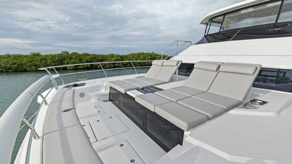 Exterior Aquila 50 proa